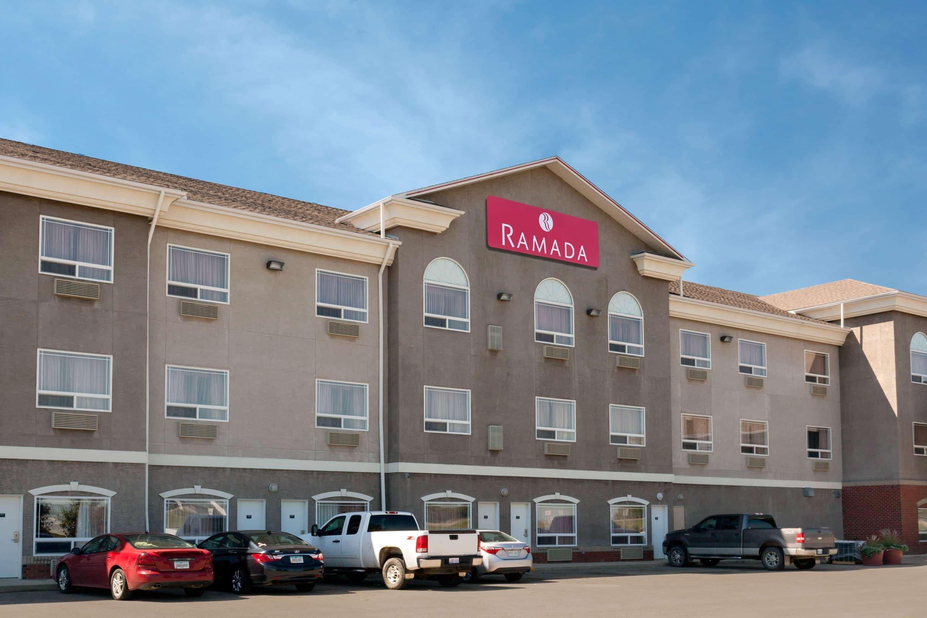 Ramada By Wyndham Weyburn Hotel Exterior photo