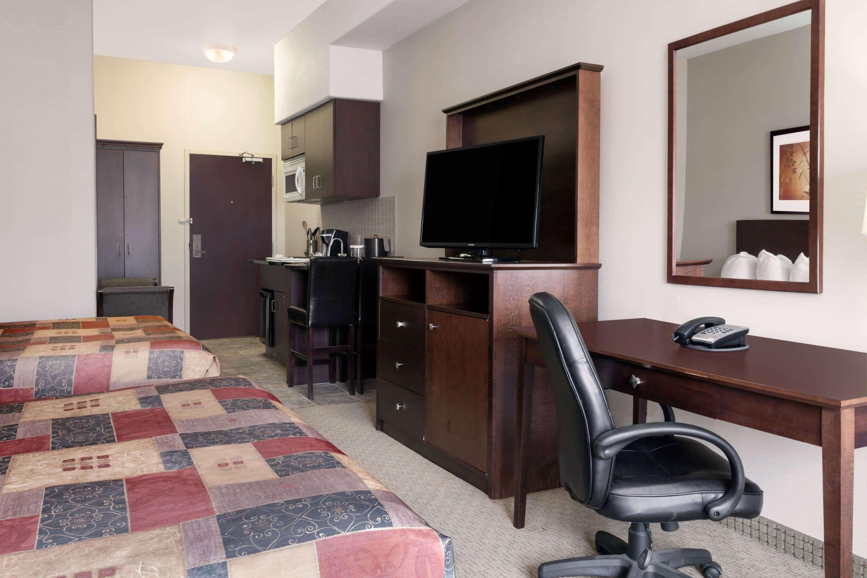 Ramada By Wyndham Weyburn Hotel Exterior photo