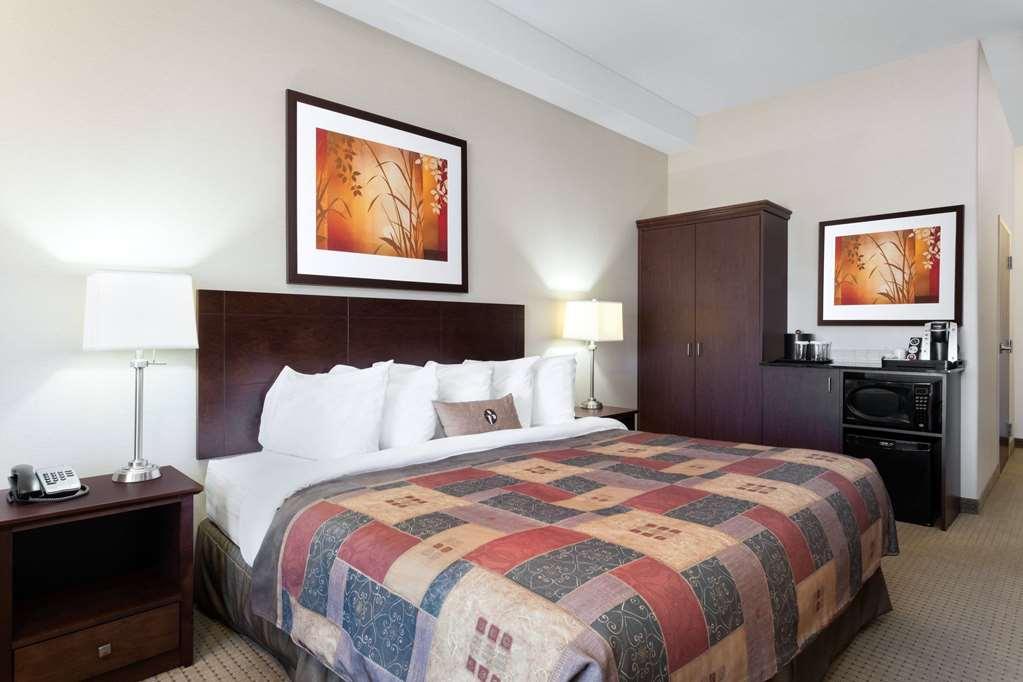 Ramada By Wyndham Weyburn Hotel Room photo