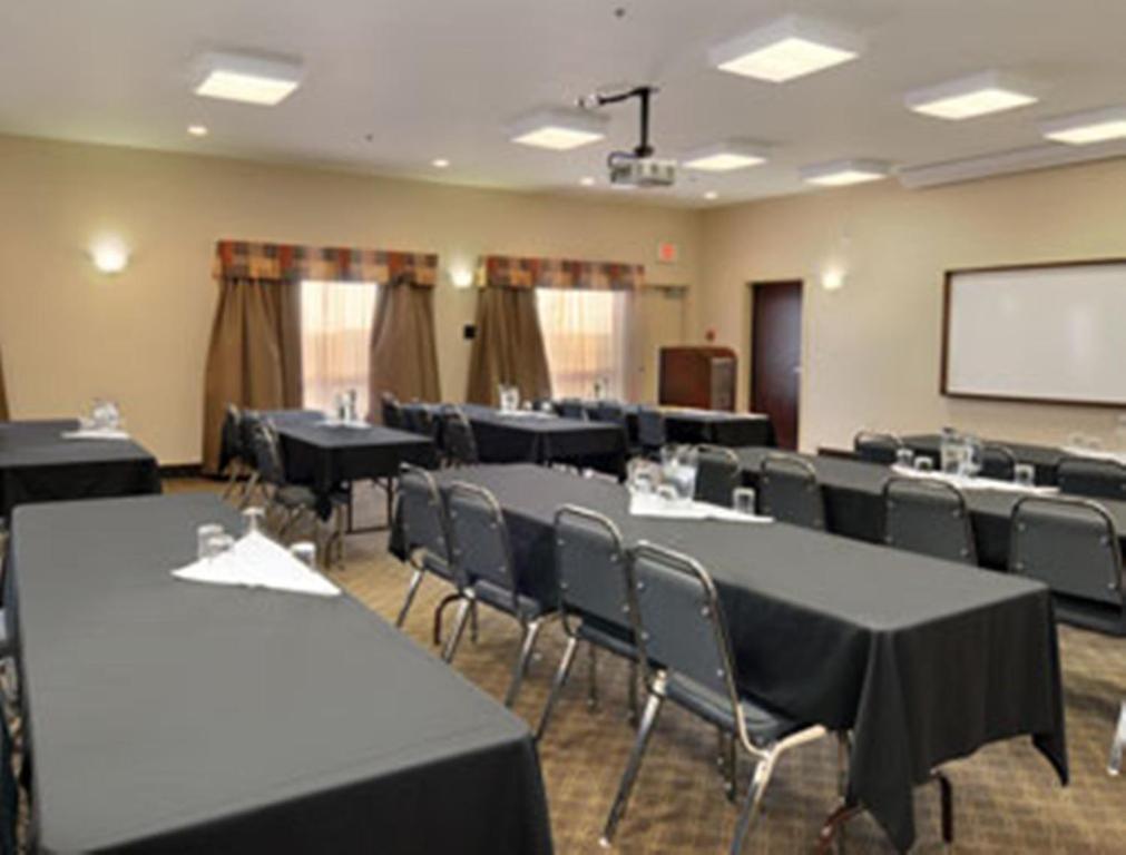 Ramada By Wyndham Weyburn Hotel Facilities photo