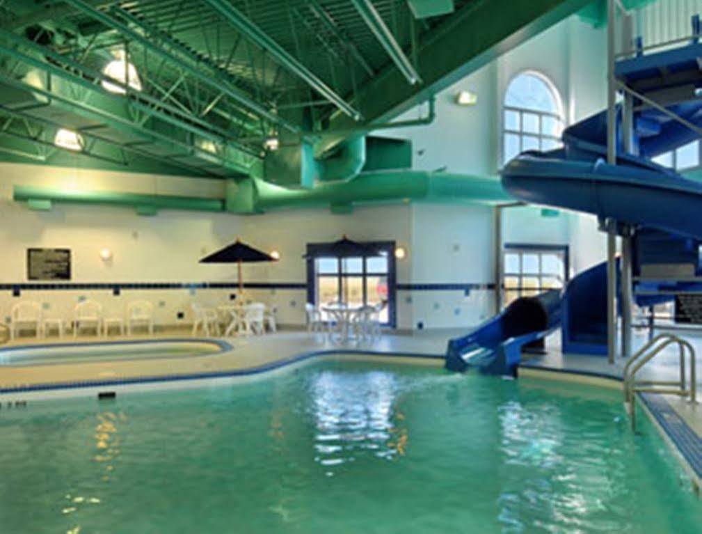 Ramada By Wyndham Weyburn Hotel Exterior photo
