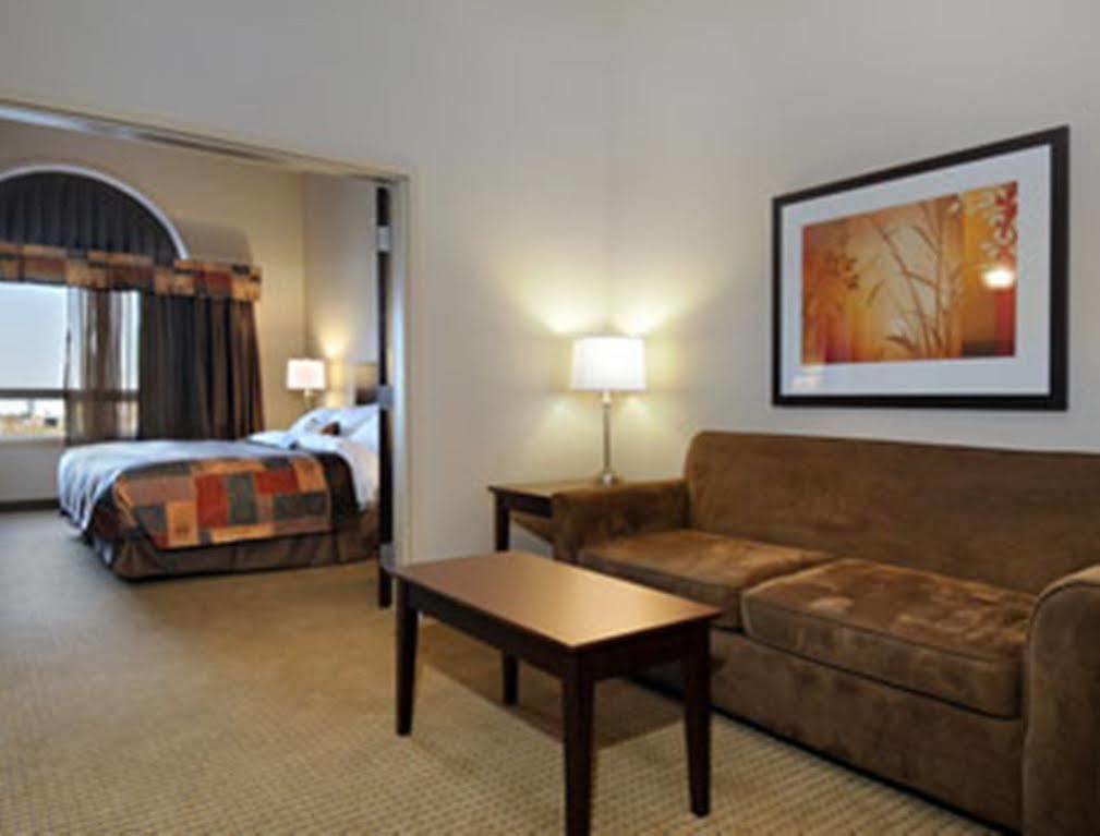 Ramada By Wyndham Weyburn Hotel Exterior photo