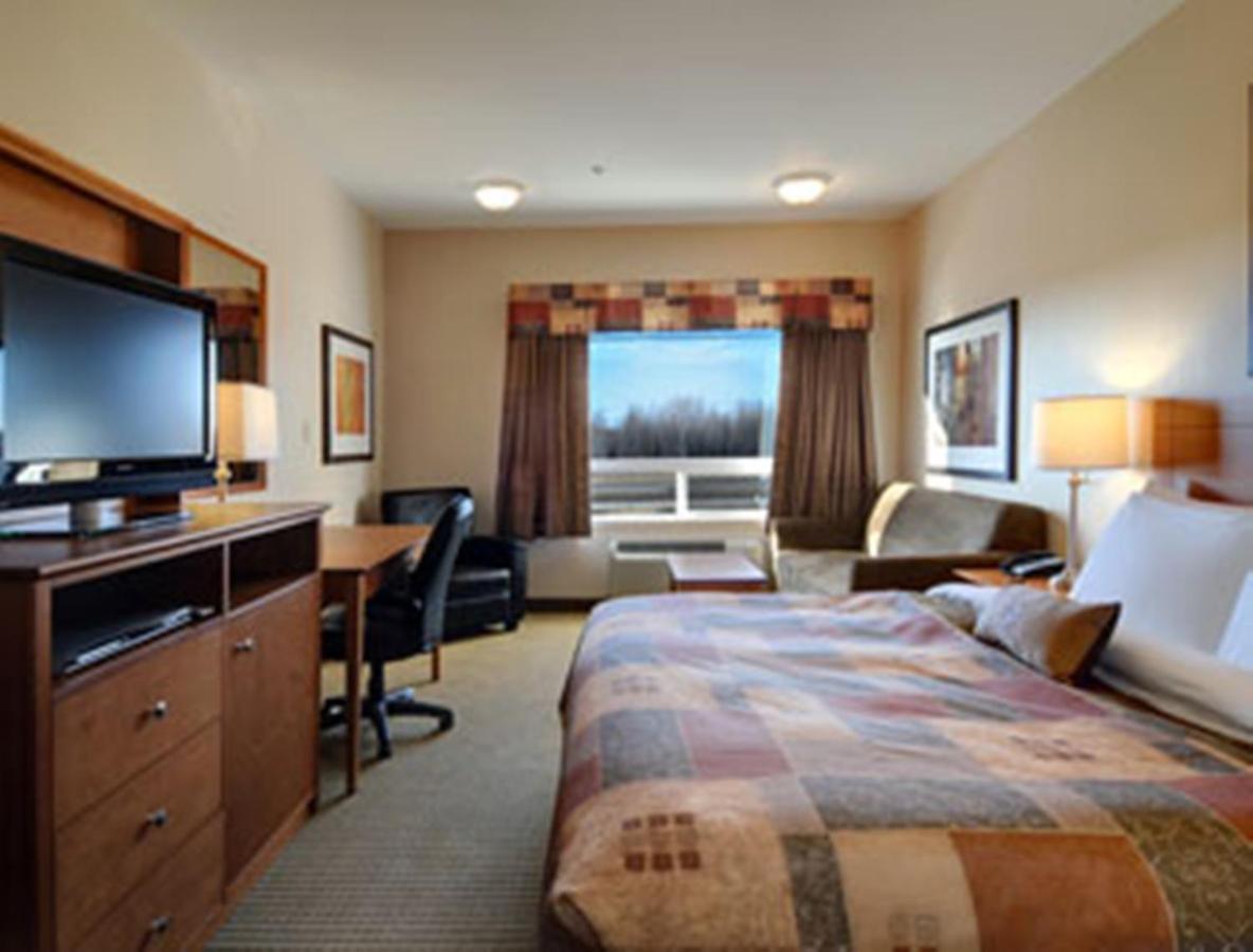Ramada By Wyndham Weyburn Hotel Room photo